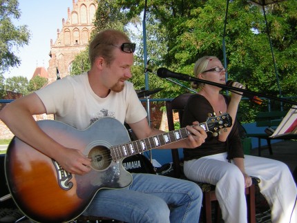 Elbląg, Przed tygodniem na Bulwarze wystąpił duet Yoasia & Tomek Steńczyk. Elbląg, Przed tygodniem na Bulwarze wystąpił duet Yoasia & Tomek Steńczyk.