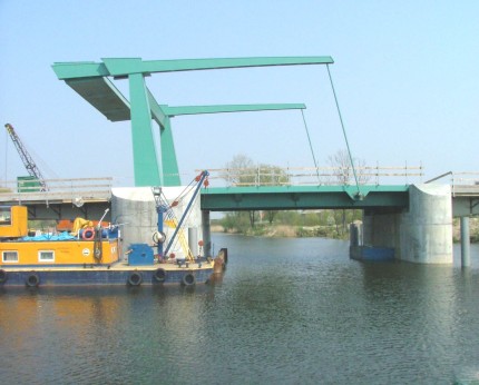Elbląg, Kontrowersyjny most na Szkarpawie