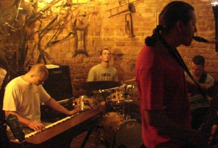 Elbląg, Na zdjęciu od lewej: Bartek Krzywda, Boogie Romanowski, Szymon Zuehlke, Piotr Kobus. Elbląg, Na zdjęciu od lewej: Bartek Krzywda, Boogie Romanowski, Szymon Zuehlke, Piotr Kobus.