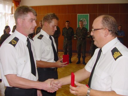 Elbląg, Chor. sztab. Sławomir Kralski, dowódca SG-146 (z lewej) i chor. Robert Gorlik, bosman na SG-146 odbierają z rąk ppłk. Wojciecha Heninborcha pamiątkowe zegarki Elbląg, Chor. sztab. Sławomir Kralski, dowódca SG-146 (z lewej) i chor. Robert Gorlik, bosman na SG-146 odbierają z rąk ppłk. Wojciecha Heninborcha pamiątkowe zegarki