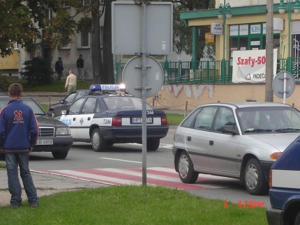 Elbląg, Feralne przejście w chwilę po wypadku; w głębi, za policyjnym radiowozem, samochód sprawcy Elbląg, Feralne przejście w chwilę po wypadku; w głębi, za policyjnym radiowozem, samochód sprawcy