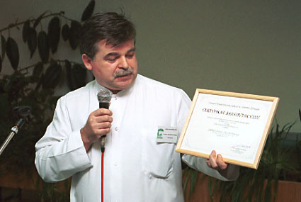 Elbląg, Tadeusz Naguszewski, zastępca dyrektora Wojewódzkiego Szpitala Zespolonego w Elblągu, prezentuje certyfikat jakości Elbląg, Tadeusz Naguszewski, zastępca dyrektora Wojewódzkiego Szpitala Zespolonego w Elblągu, prezentuje certyfikat jakości