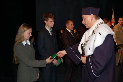 Elbląg, Rektor PWSZ prof. Zbigniew Walczyk wręcza indeksy studentom pierwszego roku Elbląg, Rektor PWSZ prof. Zbigniew Walczyk wręcza indeksy studentom pierwszego roku