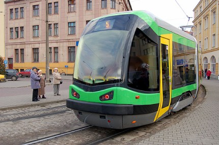 Elbląg, Nowy tramwaj na Placu Słowiańskim pojawił się tuż przed świętami Elbląg, Nowy tramwaj na Placu Słowiańskim pojawił się tuż przed świętami
