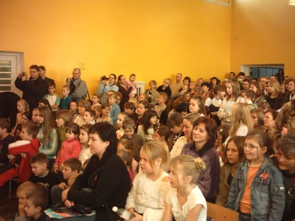 Elbląg, Pełna sala, za chwilę zacznie się licytacja. Elbląg, Pełna sala, za chwilę zacznie się licytacja.