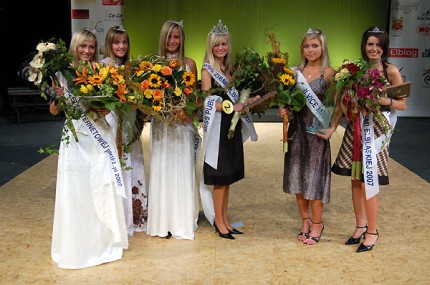 Elbląg, Miss w środku, w ciemnej sukni; Miss Nastolatek na lewo od Miss Elbląg, Miss w środku, w ciemnej sukni; Miss Nastolatek na lewo od Miss