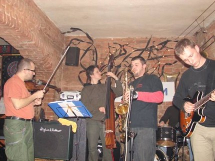 Elbląg, Od lewej: Robert Hass, Piotr Lewańczyk, Darek Herbarz i Andrzej Józefów. Elbląg, Od lewej: Robert Hass, Piotr Lewańczyk, Darek Herbarz i Andrzej Józefów.