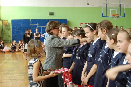 Elbląg, Dyrektor szkoły Hanna Trybińska dekoruje zwycięzców. Elbląg, Dyrektor szkoły Hanna Trybińska dekoruje zwycięzców.