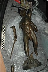 Elbląg, Zabytkowa figurka mężczyzny, którą Nikolay V. ukrył w bagażniku swojego auta.