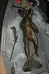 Elbląg, Zabytkowa figurka mężczyzny, którą Nikolay V. ukrył w bagażniku swojego auta. Elbląg, Zabytkowa figurka mężczyzny, którą Nikolay V. ukrył w bagażniku swojego auta.