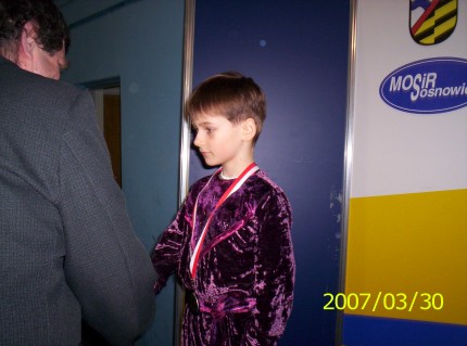 Elbląg, Jakub Pańczuk odbiera srebrny medal. Elbląg, Jakub Pańczuk odbiera srebrny medal.