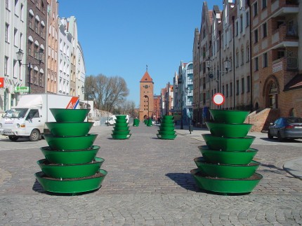 Elbląg, Blokady czekają na kwiatki... Elbląg, Blokady czekają na kwiatki...