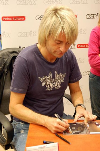 Elbląg, Piotr Rubik podpisuje swoje płyty podczas poprzedniej wizyty w Elblągu