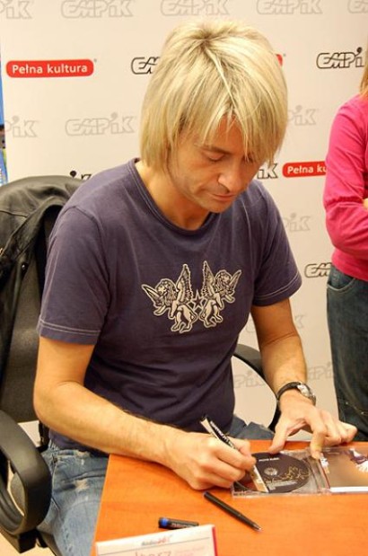 Elbląg, Piotr Rubik podpisuje swoje płyty podczas poprzedniej wizyty w Elblągu Elbląg, Piotr Rubik podpisuje swoje płyty podczas poprzedniej wizyty w Elblągu
