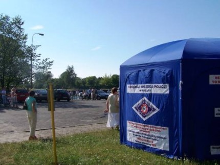 Elbląg, Tak oznaczony policyjny namiot stanie 24 maja przy ul. Nowowiejskiej
