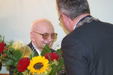 Elbląg, Gratulacje Profesorowi składa Janusz Nowak (tyłem), przewodniczący RM Elbląg, Gratulacje Profesorowi składa Janusz Nowak (tyłem), przewodniczący RM