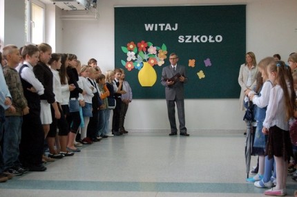 Elbląg, Początek nowego roku szkolnego w SP 1 w Gronowie Górnym - w głębi dyrektor Zenon Chmiel Elbląg, Początek nowego roku szkolnego w SP 1 w Gronowie Górnym - w głębi dyrektor Zenon Chmiel