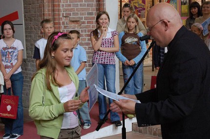 Elbląg, Dyrektor Galerii EL Zbyszek Opalewski wręcza wyróżnienia Elbląg, Dyrektor Galerii EL Zbyszek Opalewski wręcza wyróżnienia