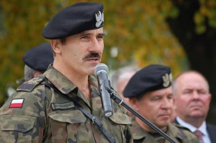 Elbląg, Nowy dowódca 16 PDZ generał brygady Wiesław Michnowicz zapowiedział zmiany w systemie dowodzenia, ale i kontynuację dobrych tradycji szkoleniowych i bojowych Elbląg, Nowy dowódca 16 PDZ generał brygady Wiesław Michnowicz zapowiedział zmiany w systemie dowodzenia, ale i kontynuację dobrych tradycji szkoleniowych i bojowych