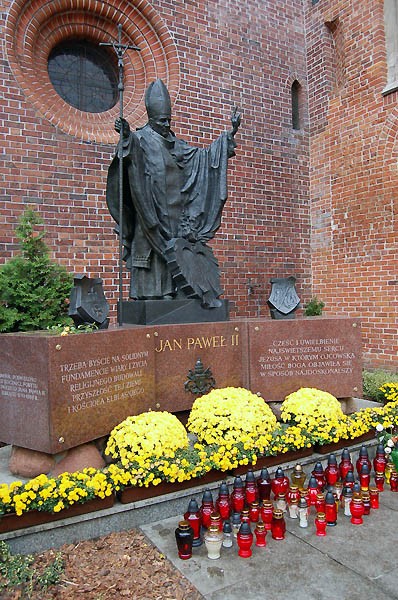 Elbląg, Pomnik Jana Pawła II