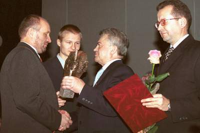 Elbląg, W dziedzinie "kultura" nagrodzony został niewidomy artysta rzeźbiarz Waldemar Cichoń (pierwszy po lewej)