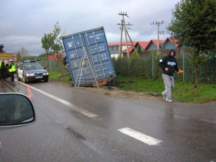 Elbląg, TIR w rowie, a „siódemka” zablokowana