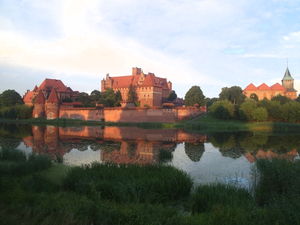 Elbląg, Malborski zamek widziany z drugiego brzegu Nogatu.