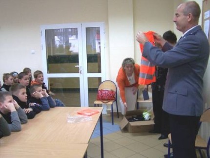 Elbląg, Asp. sztab. Zenon Rosiński z elbląskiej drogówki rozdawał dziś dzieciom w Nowakowie kamizelki odblaskowe Elbląg, Asp. sztab. Zenon Rosiński z elbląskiej drogówki rozdawał dziś dzieciom w Nowakowie kamizelki odblaskowe