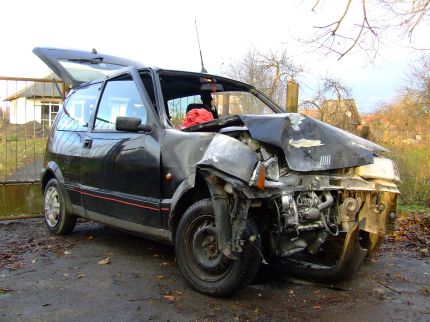 Elbląg, Fiat uderzył w drzewo Elbląg, Fiat uderzył w drzewo