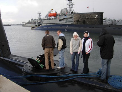 Elbląg, Tuż przed wejściem do wnętrza okrętu podwodnego „Sokół”, w tle drugi ze zwiedzanych okrętów - „Orzeł”