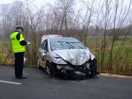 Elbląg, Honda uderzyła w drzewo Elbląg, Honda uderzyła w drzewo