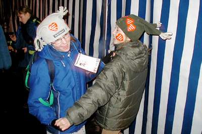 Elbląg, W niedzielę na ulicy trudno było spotkać osobę bez naklejonego serduszka...