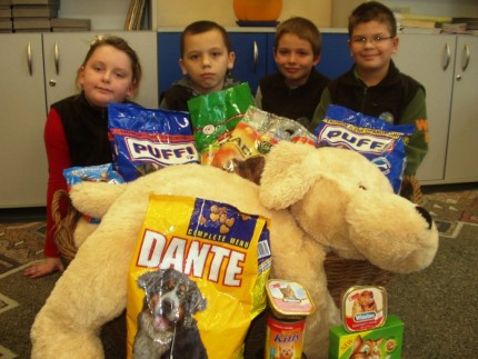 Elbląg, „Mikołaje” i kosz z prezentami. Elbląg, „Mikołaje” i kosz z prezentami.