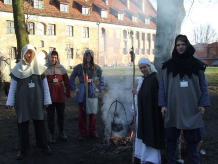 Elbląg, Na zamkowym podwórcu.