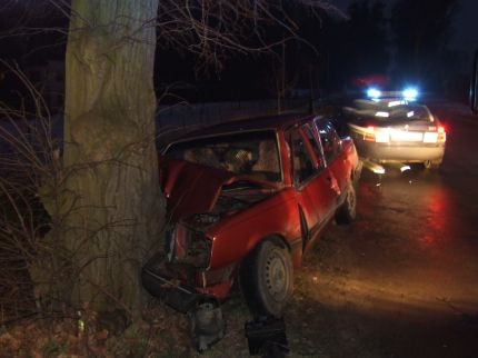 Elbląg, Opel uderzył w drzewo w Gronowie Górnym Elbląg, Opel uderzył w drzewo w Gronowie Górnym