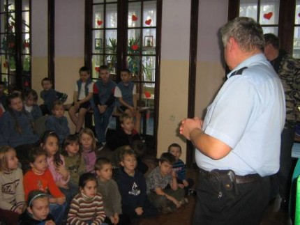 Elbląg, Uczniowie z dużym zainteresowaniem słuchali policyjnej pogadanki nt. bezpiecznego poruszania się na jezdni Elbląg, Uczniowie z dużym zainteresowaniem słuchali policyjnej pogadanki nt. bezpiecznego poruszania się na jezdni