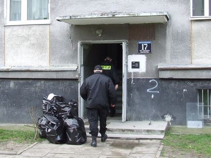 Elbląg, Worki z dobytkiem eksmitowanego czekają na transport Elbląg, Worki z dobytkiem eksmitowanego czekają na transport
