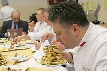 Elbląg, Jury. Na pierwszym planie Robert Sowa, szef kuchni warszawskiego hotelu Sobieski Elbląg, Jury. Na pierwszym planie Robert Sowa, szef kuchni warszawskiego hotelu Sobieski