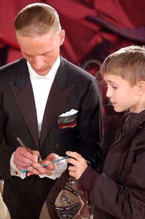 Elbląg, Wiiktor Kiszka rozdaje autografy Elbląg, Wiiktor Kiszka rozdaje autografy