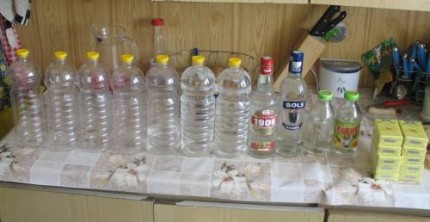 Elbląg, Podczas przeszukania funkcjonariusze znaleźli duże ilości butelek różnej pojemności, przygotowanych do rozlewania alkoholu oraz wypełnionych alkoholem
