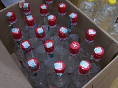 Elbląg, W mieszkaniu Leszka Ch. policjanci zabezpieczyli m.in. prawie 20 litrów wódki, plastikowe pojemniki na alkohol oraz puste butelki Elbląg, W mieszkaniu Leszka Ch. policjanci zabezpieczyli m.in. prawie 20 litrów wódki, plastikowe pojemniki na alkohol oraz puste butelki
