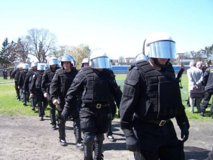 Elbląg, Nieetatowe Pododziały Policji strzegą bezpieczeństwa m.in. podczas sportowych spotkań