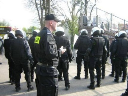 Elbląg, Bezpieczeństwa mieszkańców miasta i kibiców strzegli policjanci z Elbląga i Olsztyna Elbląg, Bezpieczeństwa mieszkańców miasta i kibiców strzegli policjanci z Elbląga i Olsztyna