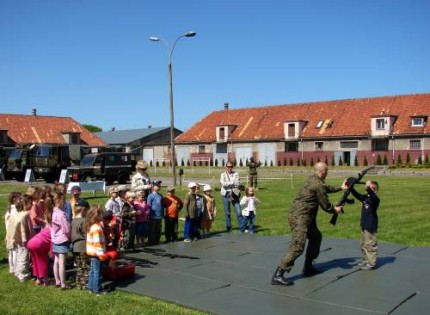 Elbląg, Z wizyty w 16 Batalionie Dowodzenia najbardziej zadowoleni byli rzecz jasna najmłodsi