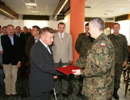 Elbląg, Żołnierze poszkodowani w czasie misji zagranicznych spotkali się ze swoimi szefami, z ich rąk odebrali dyplomy i wyróżnienia