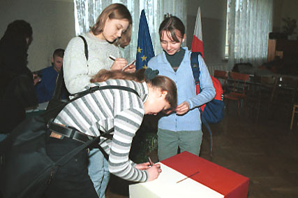 Elbląg, 80 proc. uczniów II LO widzi Polskę w Unii Europejskiej Elbląg, 80 proc. uczniów II LO widzi Polskę w Unii Europejskiej