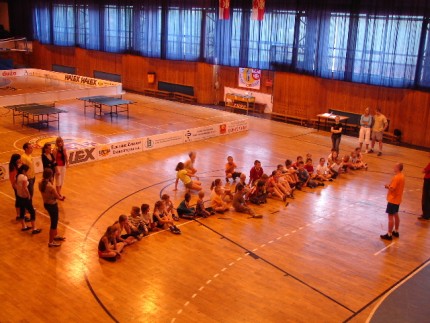 Elbląg, Dzieci w wakacyjnej stacji sport w hali MOS przy ul. Kościuszki. Elbląg, Dzieci w wakacyjnej stacji sport w hali MOS przy ul. Kościuszki.