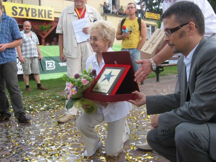 Elbląg, Helena Pilejczyk w Alei Gwiazd Sportu w Cetniewie. Elbląg, Helena Pilejczyk w Alei Gwiazd Sportu w Cetniewie.