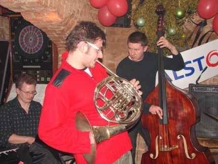 Elbląg, Jeden z muzycznych wieczorów w Krypcie - na pierwszym planie Krzysztof Krakowski (waltornia) Elbląg, Jeden z muzycznych wieczorów w Krypcie - na pierwszym planie Krzysztof Krakowski (waltornia)