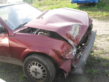 Elbląg, W wyniku zderzenia z szynobusem w volkswagenie uszkodzony został cały przód Elbląg, W wyniku zderzenia z szynobusem w volkswagenie uszkodzony został cały przód